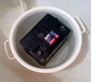 Аккумулятор в тазике с горячей водой фото
